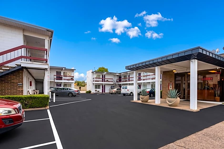 Travelers Inn by OYO Longview Kelso