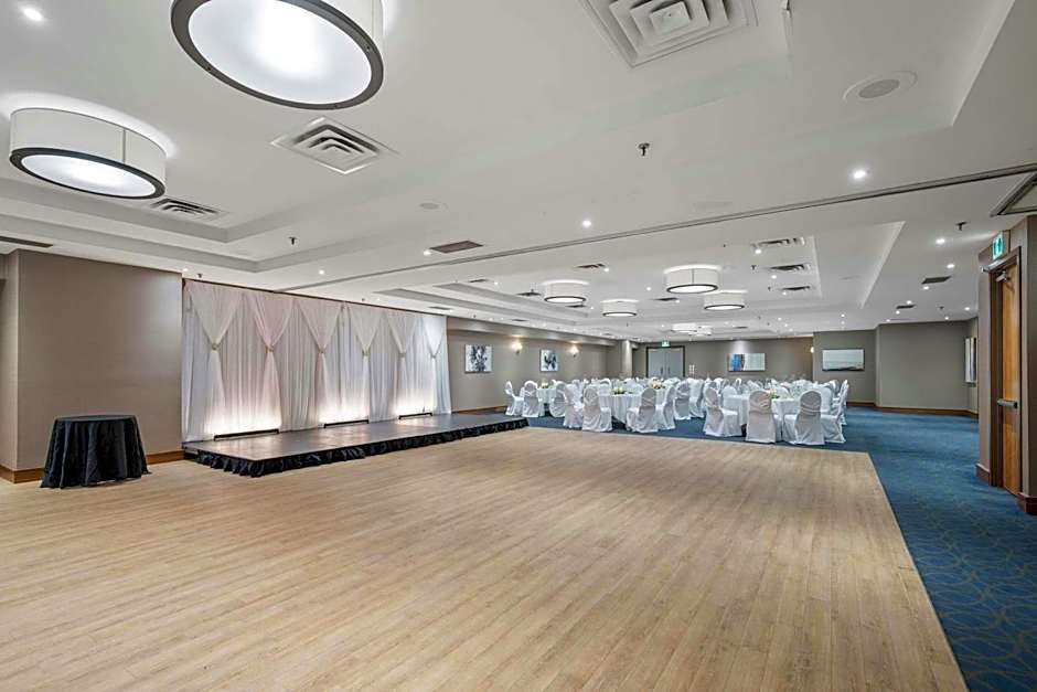 Sandman Signature Mississauga Hotel