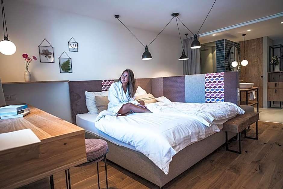 Photo 1 of 9 of Deluxe Studio 1 King Bed