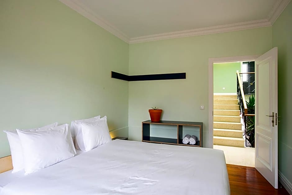 SALT LIPS - Azores Surf Experience