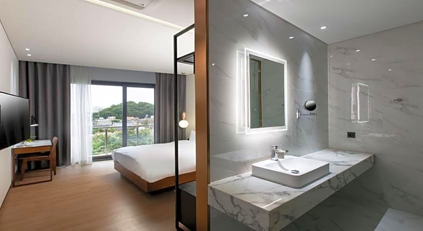 N Bridge Hotel