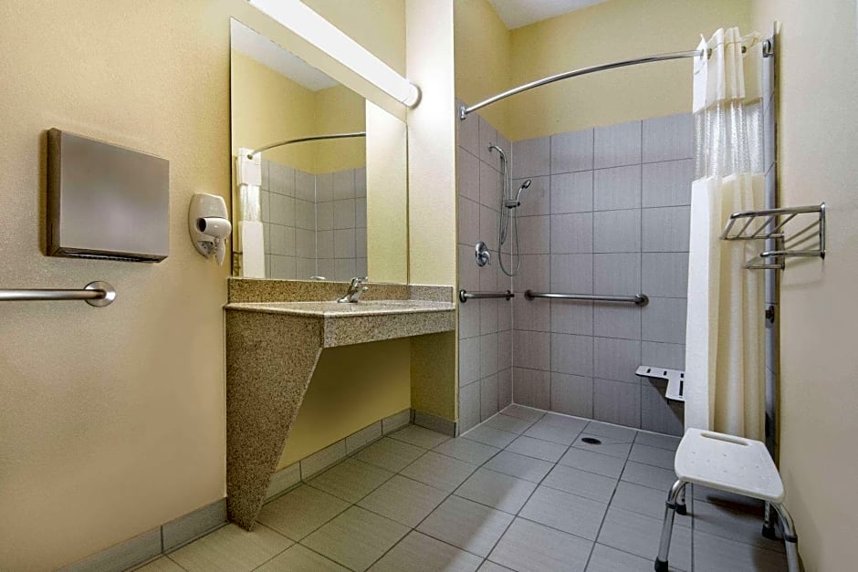 Days Inn by Wyndham Baytown East