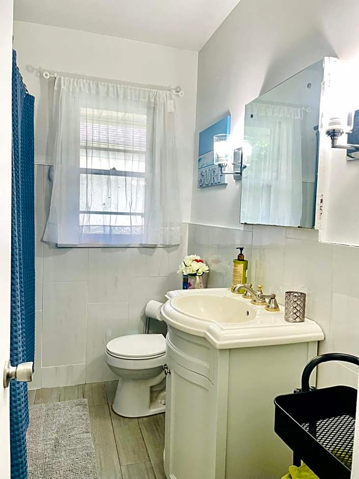 Vacation house Entire floor Kids yard walk 2 subway