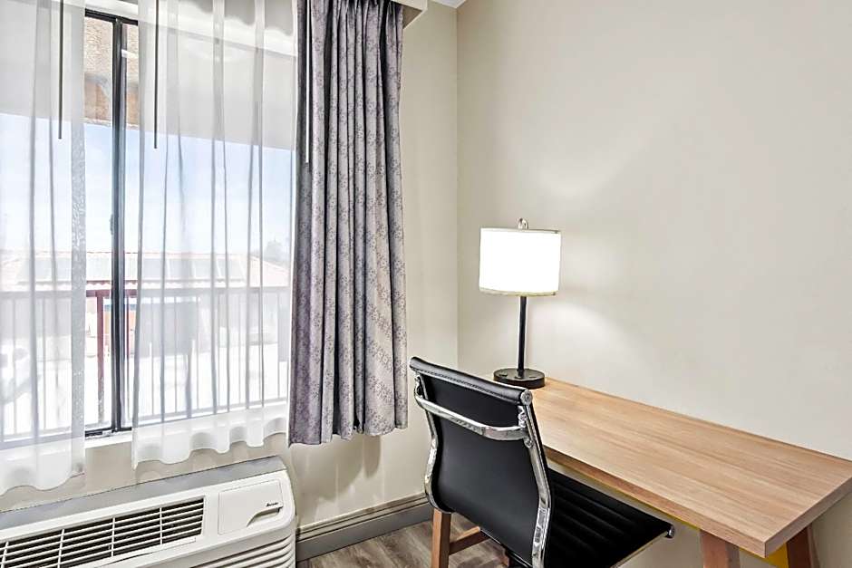 Days Inn by Wyndham Fontana / Rialto