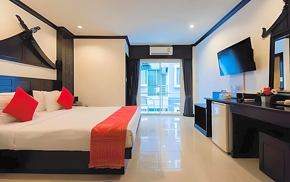 Hallo Patong Hotel - Rooftop Pool - Stunning Mountain Views & OTOP Market