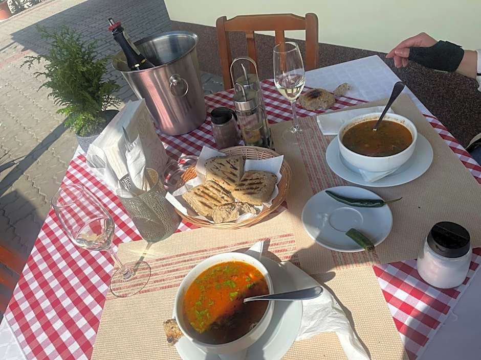 KM 80 Restaurant & Hotel