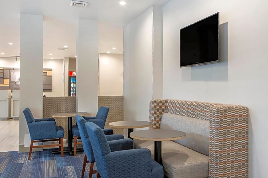 Holiday Inn Express & Suites Chicago West - St Charles