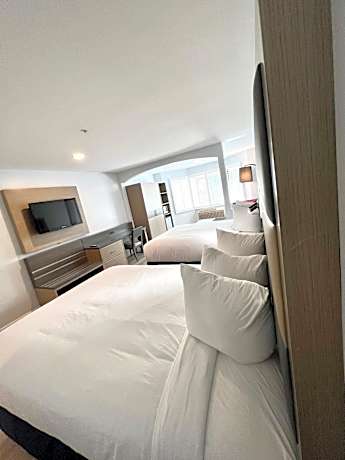 Deluxe Business Queen Room with Two Queen Beds - Non-Smoking