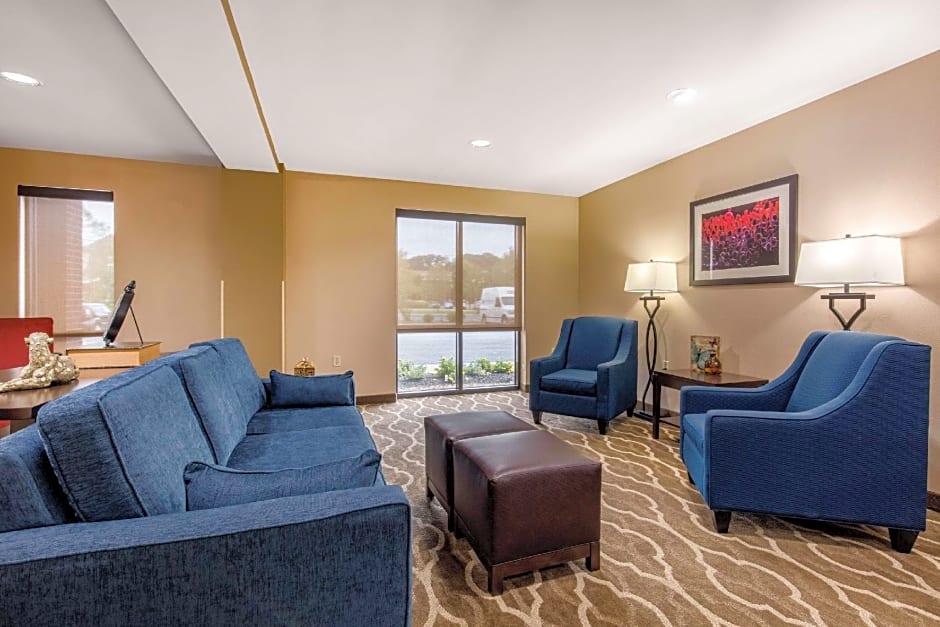 Comfort Suites Manchester near Arnold AFB