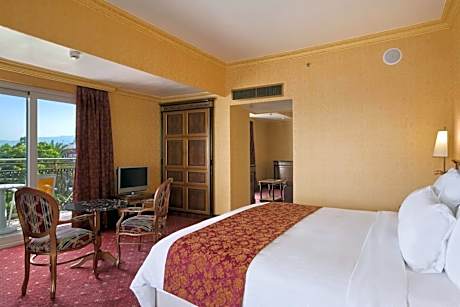 One-Bedroom Corner King Suite with Balcony and Sea View