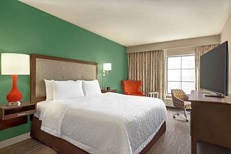 King Room with Roll-In Shower - Mobility Access