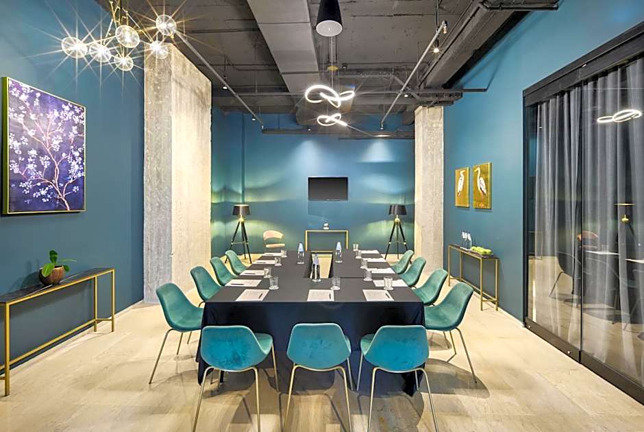 Skylark, Aluma Hotel & Resort