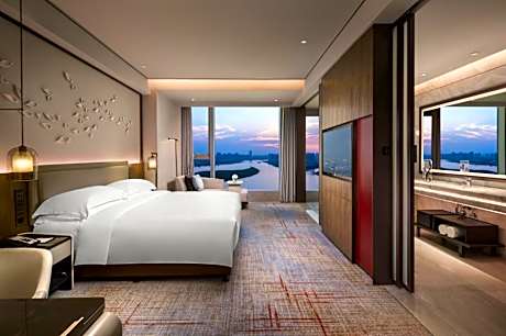 Classic King Room with River View - High Floor
