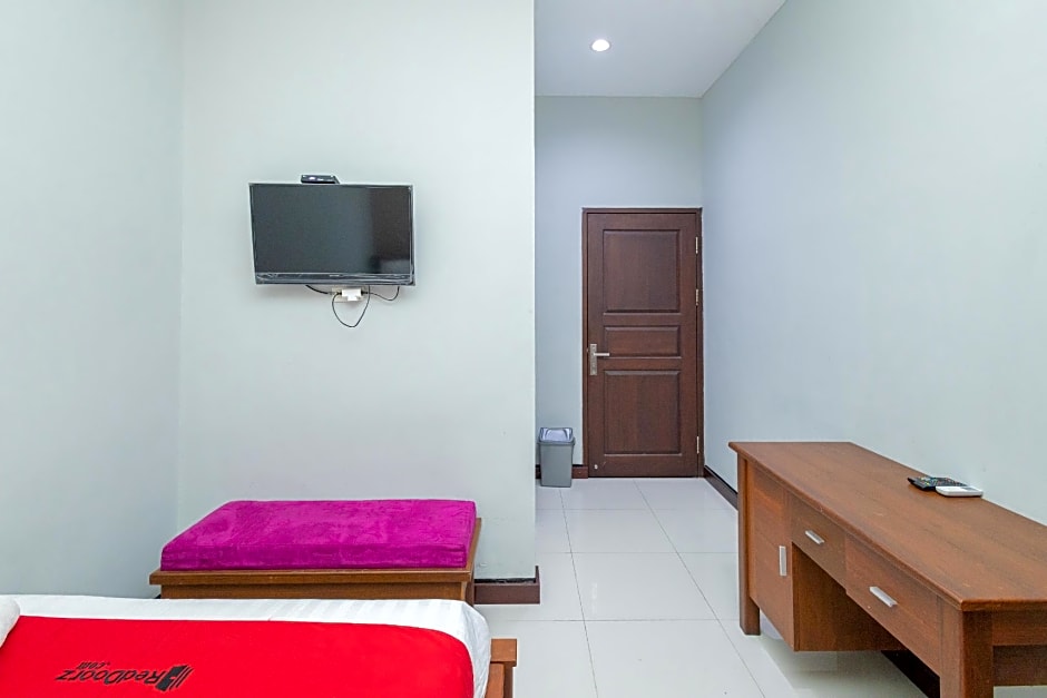 RedDoorz near Universitas Wijaya Kusuma Surabaya 2