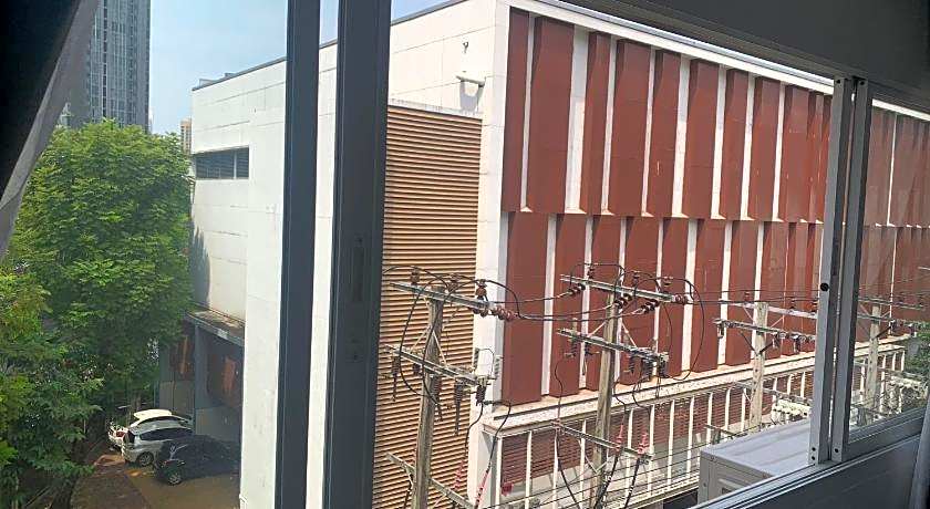 Thonglor Suites Hotel