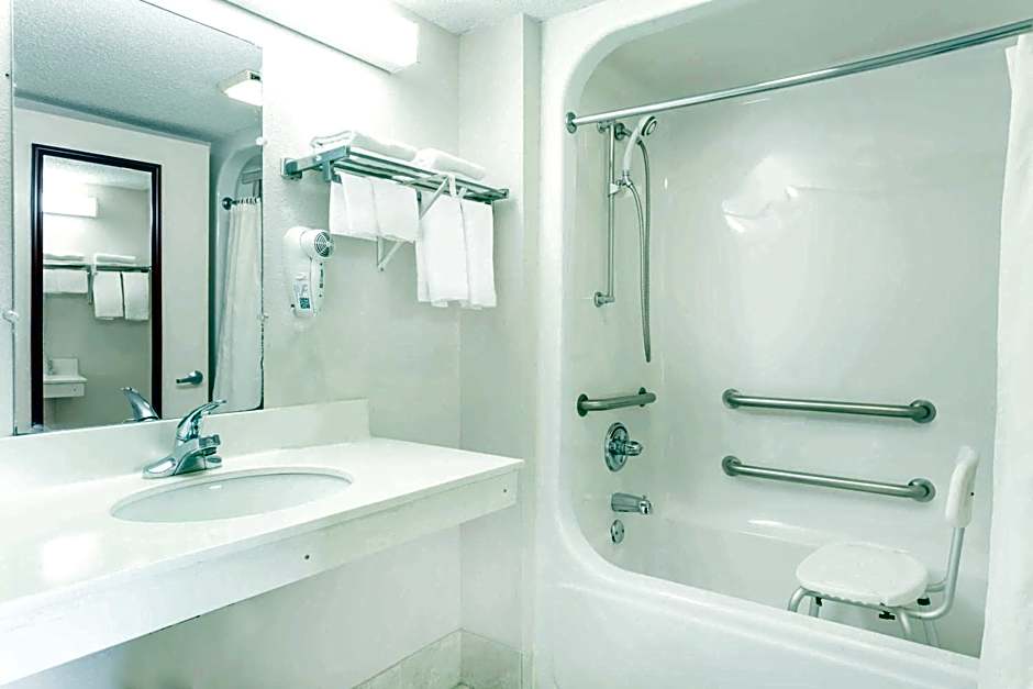 Howard Johnson by Wyndham Perry GA