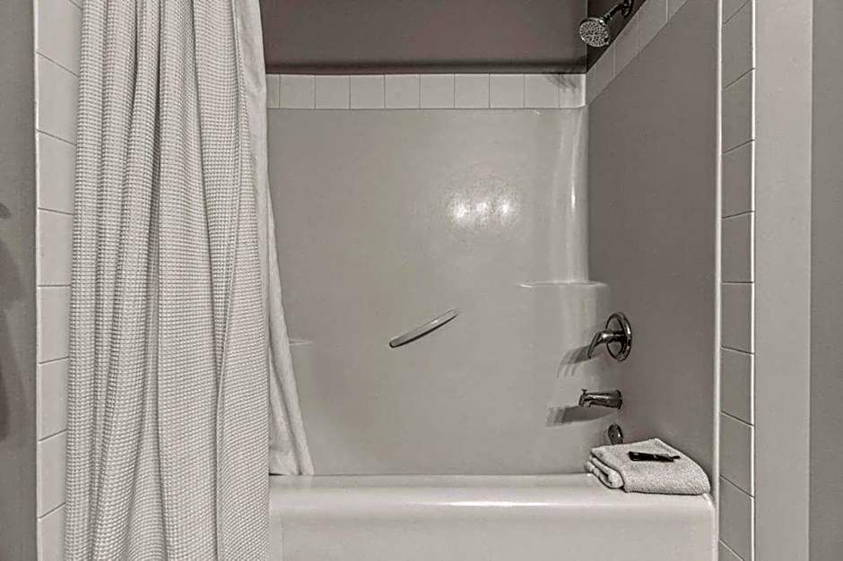 Rocky Mountain Getaway with Outdoor Heated Pool, 3 Hot Tubs, Gym, BBQ, Garage & 24 hour Reception near Banff