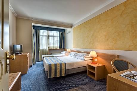 Triple Room (1 Queen Bed and 1 Twin Bed)