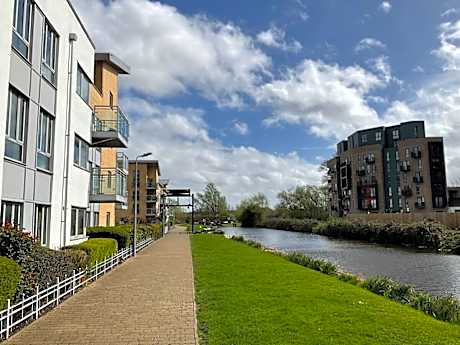 Beautiful Riverview Apartment