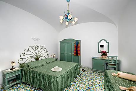 Deluxe Double Room with Side Sea View