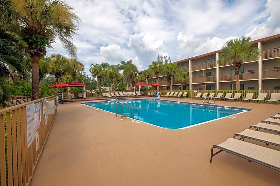 Red Roof PLUS+ & Suites Naples Downtown-5th Ave S