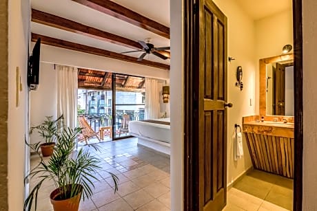 Deluxe King Room with Balcony and City Views