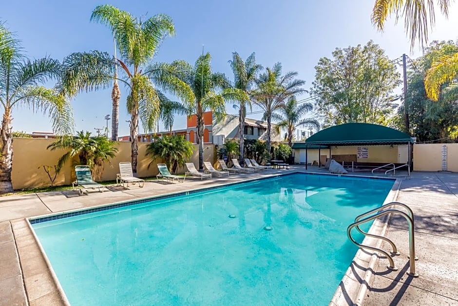 Colonial Pool & Spa Motel
