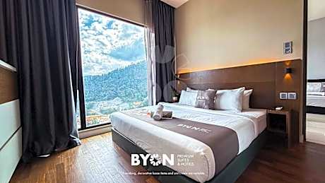 Premium One-Bedroom Triple Bed Suite