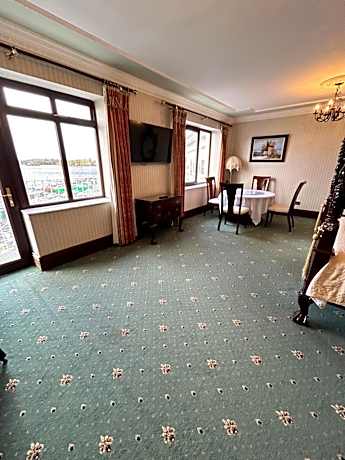 Deluxe Suite with Spa Bath