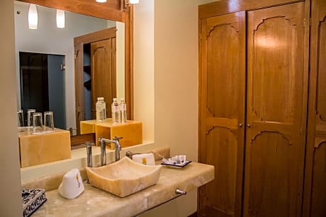 JuNIOR SUITE QUEEN SIZE BED