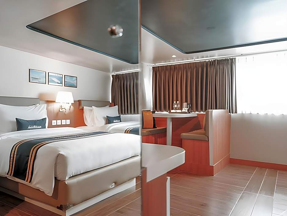 Doulos Phos The Ship Hotel