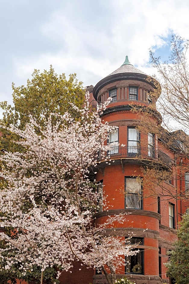 Dupont Circle Embassy Inn by FOUND