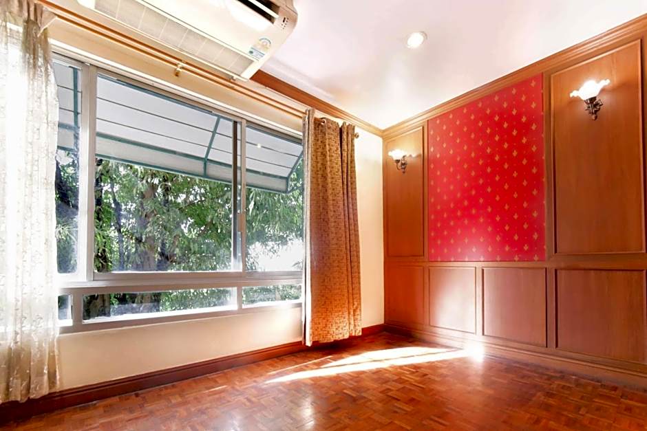 Studio Suite by Royal Ivory Nana