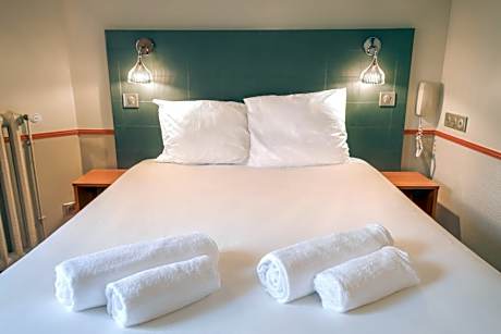 Double Room with private Toilet (shared shower on the floor)