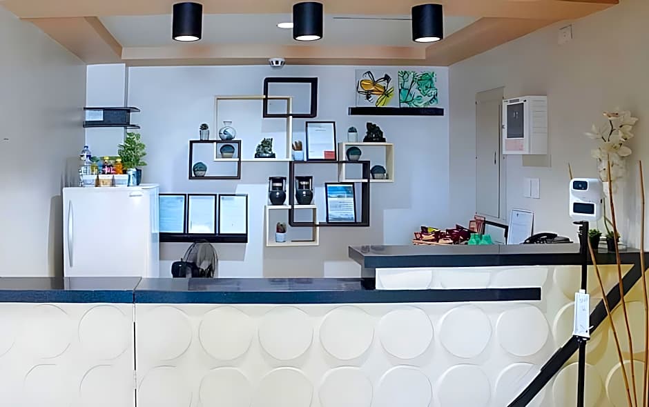 RedDoorz @ Bridgeway Hotel Tuguegarao City