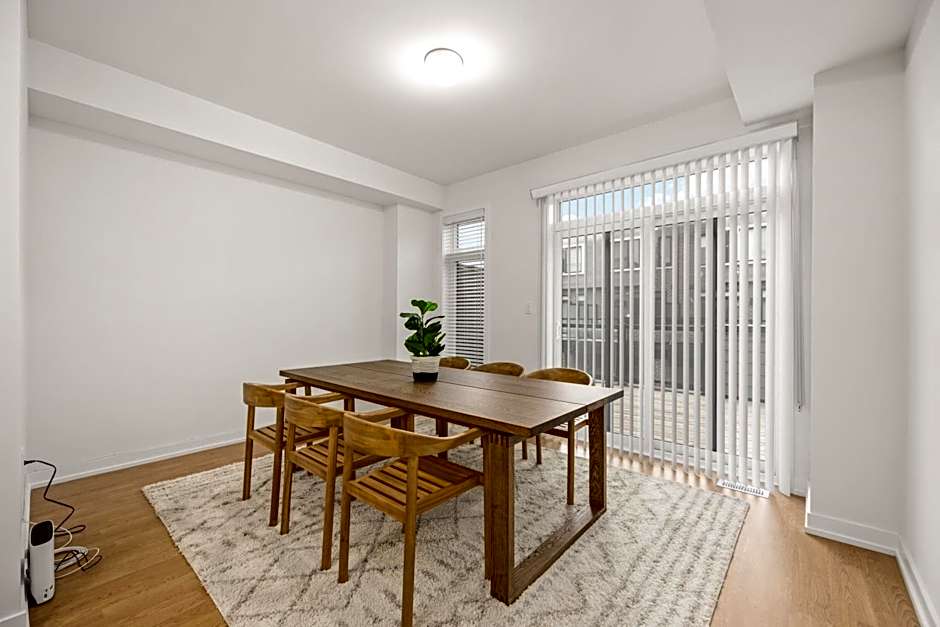 CEDAR Double Room with attached private Bathroom and Balcony in Toronto, ON, Canada