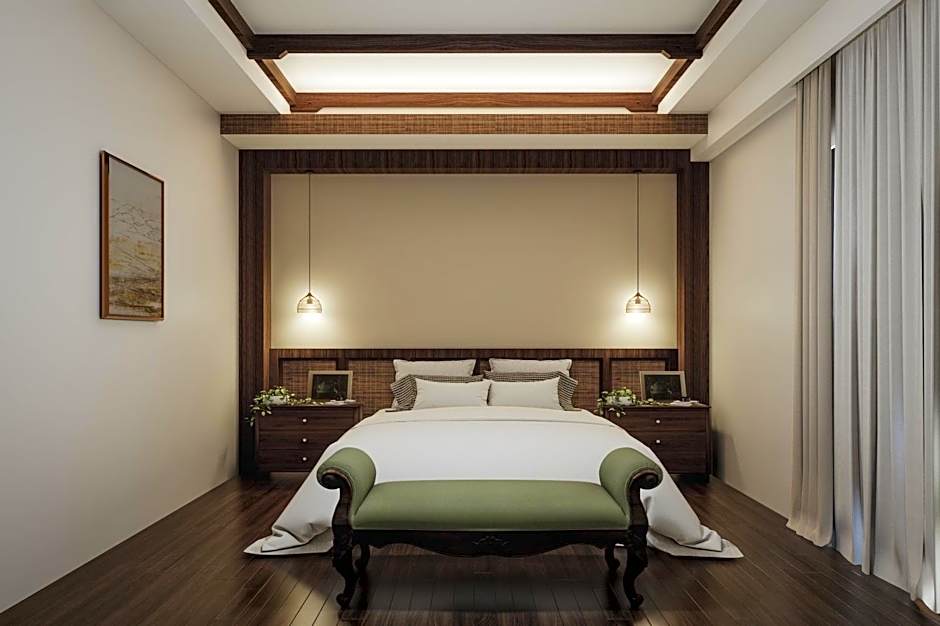 Photo 1 of 4 of 1 King Bed, Corner