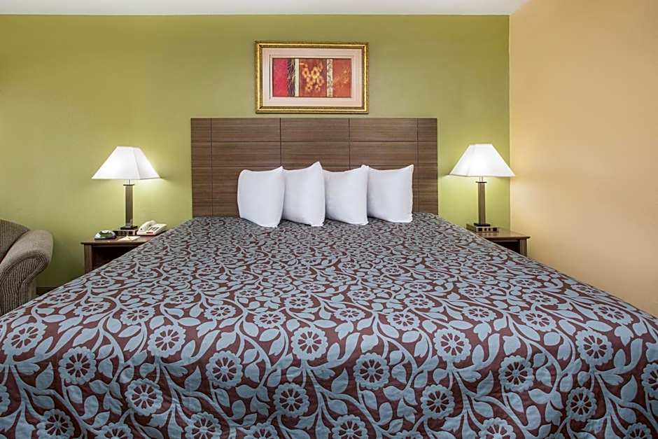 Photo 1 of 4 of 1 King Bed, Nonsmoking