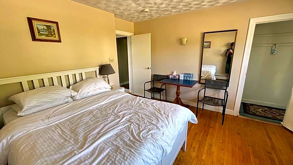 Admiral's Quay Motel & Suites