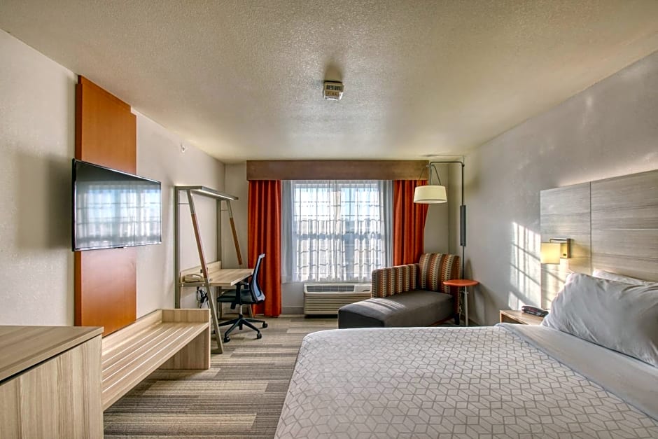 Holiday Inn Express Hotel & Suites Milwaukee Airport by IHG