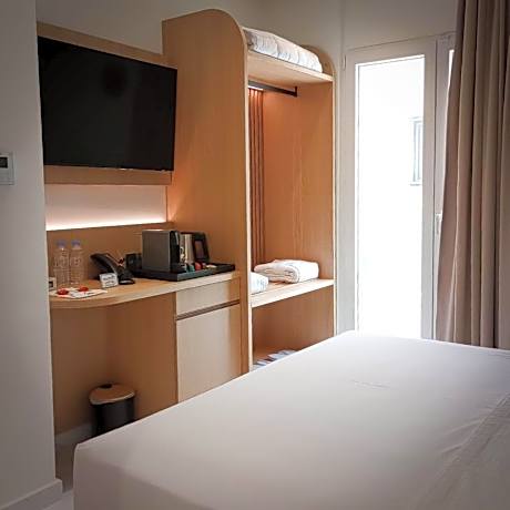Deluxe Double Room with Side Sea View