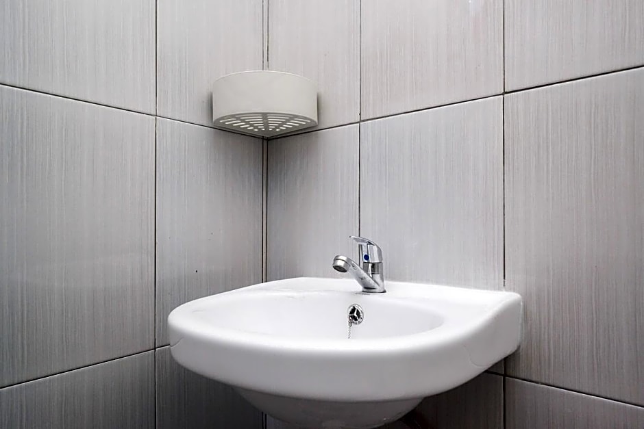 RedDoorz near Tirtonadi Park Solo