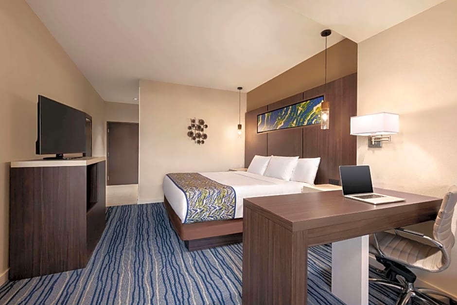 La Quinta Inn & Suites by Wyndham Orlando IDrive Theme Parks