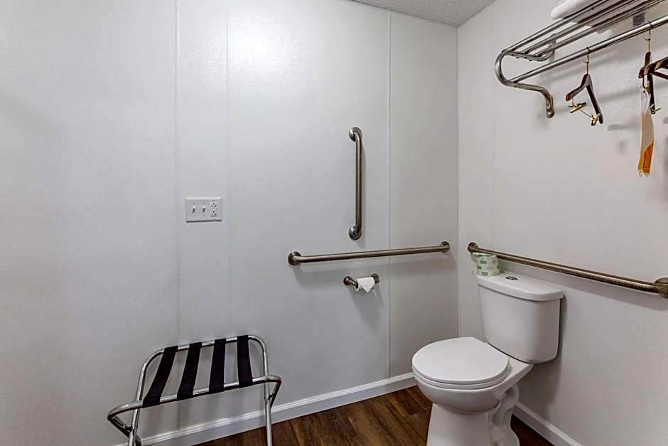 Econo Lodge Inn & Suites Sandusky South