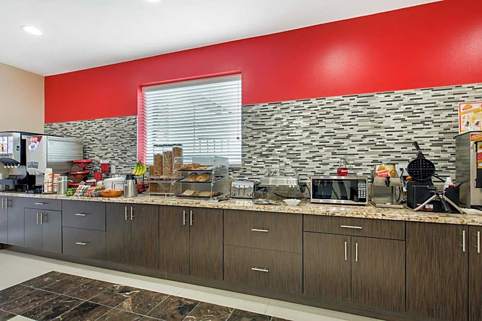 Econo Lodge Inn & Suites