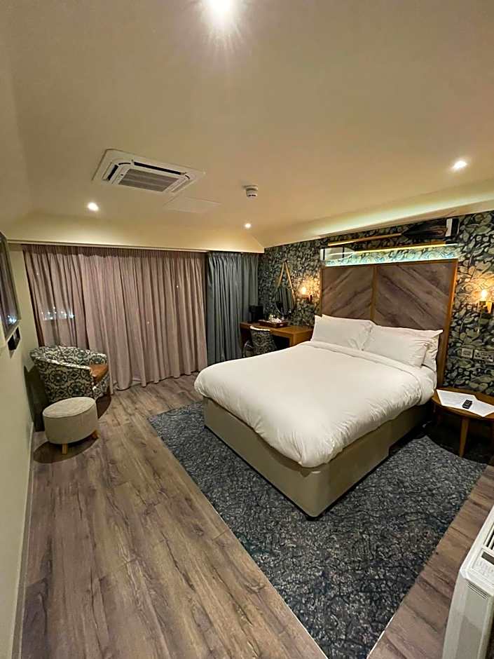 The Boathouse Inn & Riverside Rooms