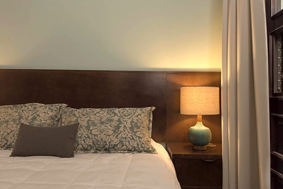 Decanter Hotel