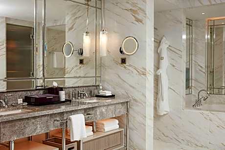 Tudor Suite, 2 Bedroom Suite, Bedroom 1: 1 King, Bedroom 2: 2 Double, City view