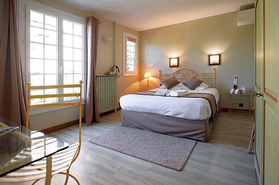 Logis Hôtels - Hôtel Restaurant Domaine Les Falaises