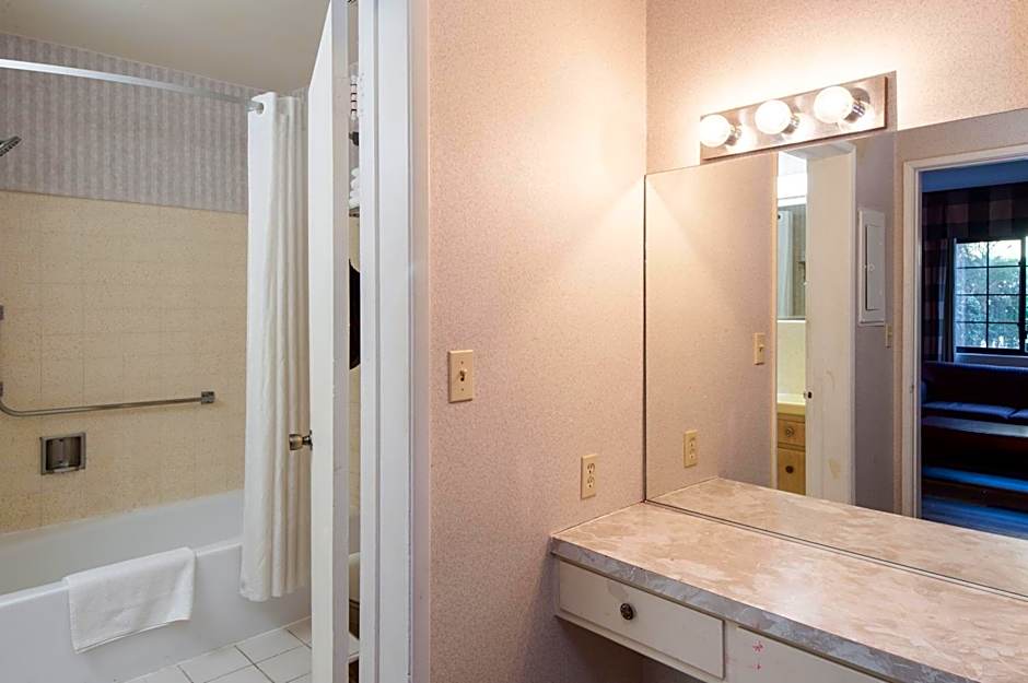 Studio City Court Yard Hotel